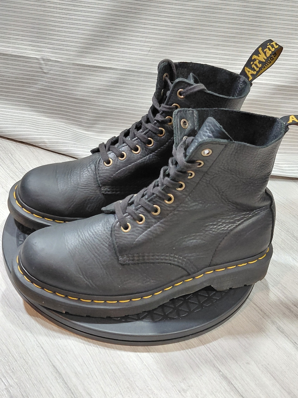 Dr. Martens Womens 1460 Pascal Ambassador Black Leather 8-Eye Lace-Up Boots W9
